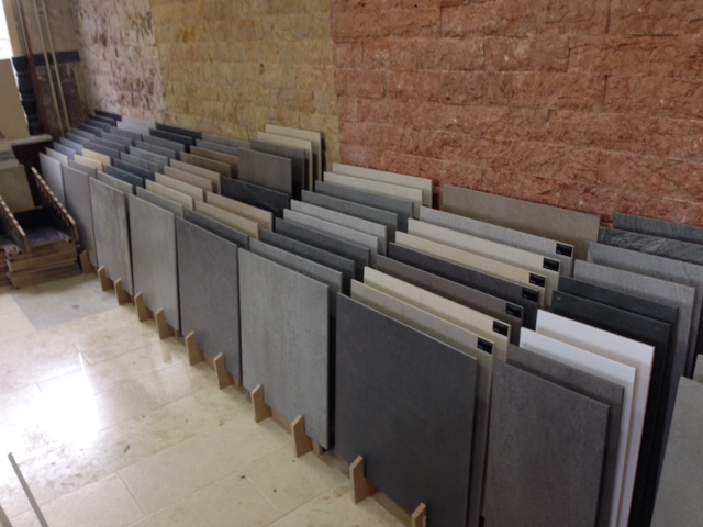 Keramische tegels in de showroom